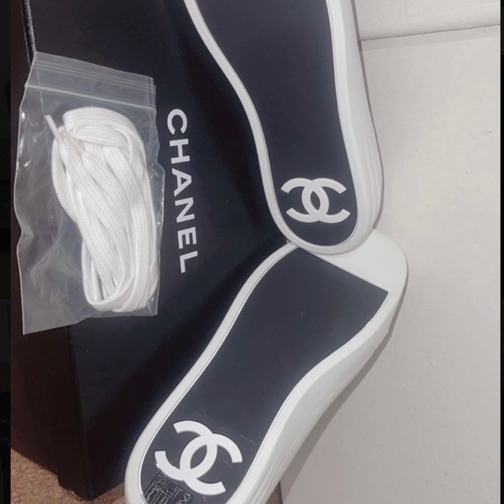 Black and white Chanel sneakers - Picture 3 of 5